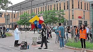 Klimaaktivisten vor den Arcaden.