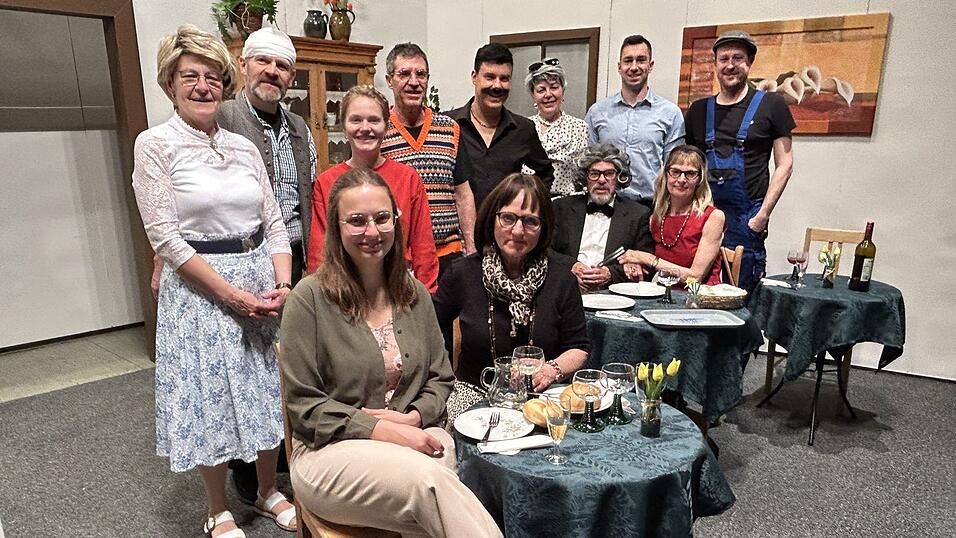 Eine lustige Truppe, die Laienschauspieler, die in diesem Jahr auf der B&uuml;hne stehen.