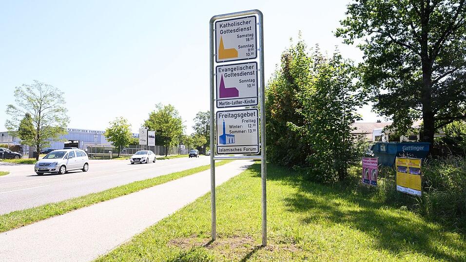 An den vier Stellen, an den bislang nur auf die Gottesdienste der katholischen und der evangelischen Gemeinde hingewiesen wurde, soll k&uuml;nftig ein drittes Schild f&uuml;r das Freitagsgebet zu sehen sein. (Archivbild)
