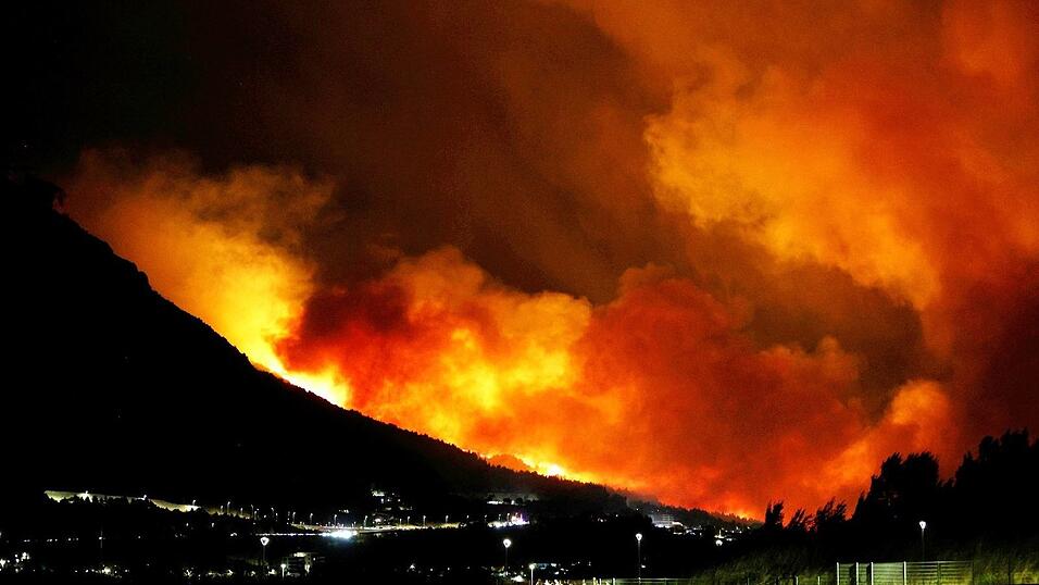 An der kroatischen Adriak&uuml;ste s&uuml;dlich von Split hat ein heftiger Waldbrand H&auml;user und Autos zerst&ouml;rt.