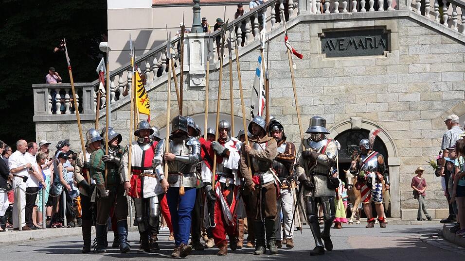 Die schönsten Augenblicke des historischen Drachenstich-Festzuges 2016. Die schönsten Augenblicke des historischen Drachenstich-Festzuges 2016.