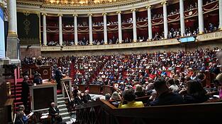 Bayrou mahnt, es brauche wegen der Verschuldung nun sofortiges Handeln.