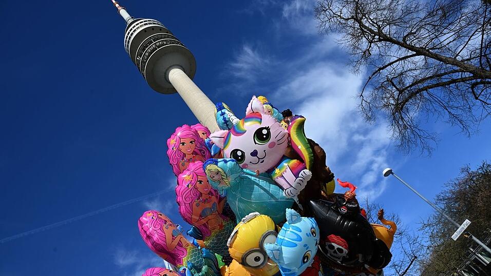 Bei strahlendem Wetter wurde im Olympiapark Ostern gefeiert. Bei strahlendem Wetter wurde im Olympiapark Ostern gefeiert.