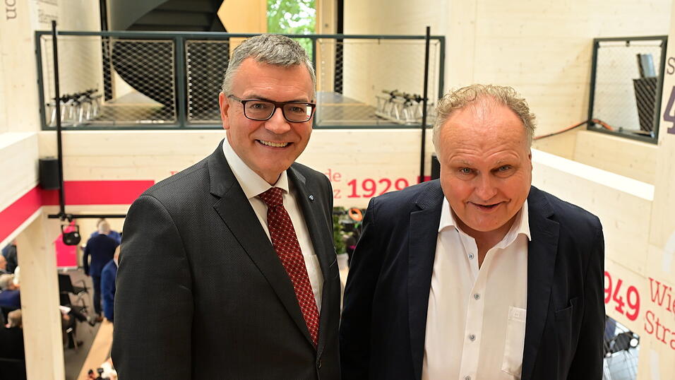 Florian Herrmann (links), Leiter der Bayerischen Staatskanzlei, und Verleger Martin Balle stehen anlässlich der Eröffnung der Attenkofer Akademie im Eingangsbereich des Neubaus. Florian Herrmann (links), Leiter der Bayerischen Staatskanzlei, und Verleger Martin Balle stehen anlässlich der Eröffnung der Attenkofer Akademie im Eingangsbereich des Neubaus.