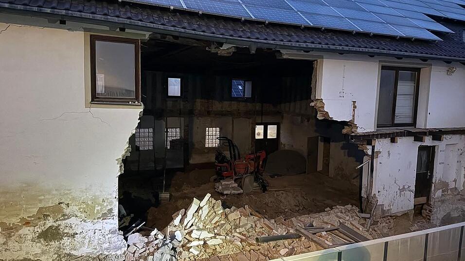 Mitten in der Nacht ist ein Haus in Geisenhausen (Kreis Landshut) in sich zusammengestürzt – vor den Augen der Feuerwehr. Mitten in der Nacht ist ein Haus in Geisenhausen (Kreis Landshut) in sich zusammengestürzt – vor den Augen der Feuerwehr.