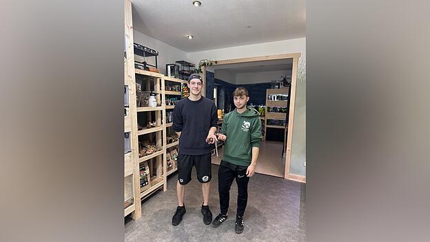 Anton Schall (links) und Tim Krolzig im Laden &ndash; mit einer Achatschnecke und Annam-Stabschrecke in H&auml;nden.