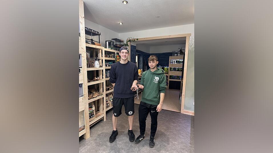 Anton Schall (links) und Tim Krolzig im Laden – mit einer Achatschnecke und Annam-Stabschrecke in Händen. Anton Schall (links) und Tim Krolzig im Laden – mit einer Achatschnecke und Annam-Stabschrecke in Händen.