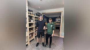 Anton Schall (links) und Tim Krolzig im Laden – mit einer Achatschnecke und Annam-Stabschrecke in Händen. Anton Schall (links) und Tim Krolzig im Laden – mit einer Achatschnecke und Annam-Stabschrecke in Händen.