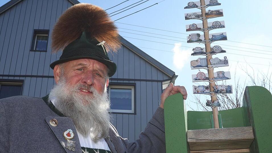 'Das muss mir mal einer zeigen, dass so ein Vogel acht oder zehn Meter quer scheißt', sagt Franz Merk, der in diesem Jahr nur neben der Nachbildung des Maibaums stehen kann.
