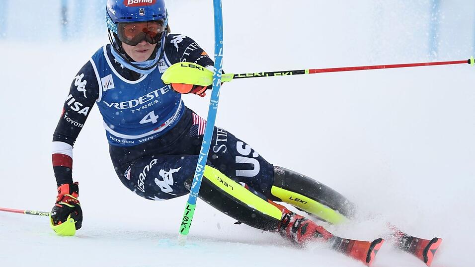 Ausnahmeathletin Mikaela Shiffrin feiert im Slalom von Sestriere ihren 100. Weltcup-Sieg. Ausnahmeathletin Mikaela Shiffrin feiert im Slalom von Sestriere ihren 100. Weltcup-Sieg.