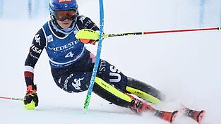 Ausnahmeathletin Mikaela Shiffrin feiert im Slalom von Sestriere ihren 100. Weltcup-Sieg. Ausnahmeathletin Mikaela Shiffrin feiert im Slalom von Sestriere ihren 100. Weltcup-Sieg.