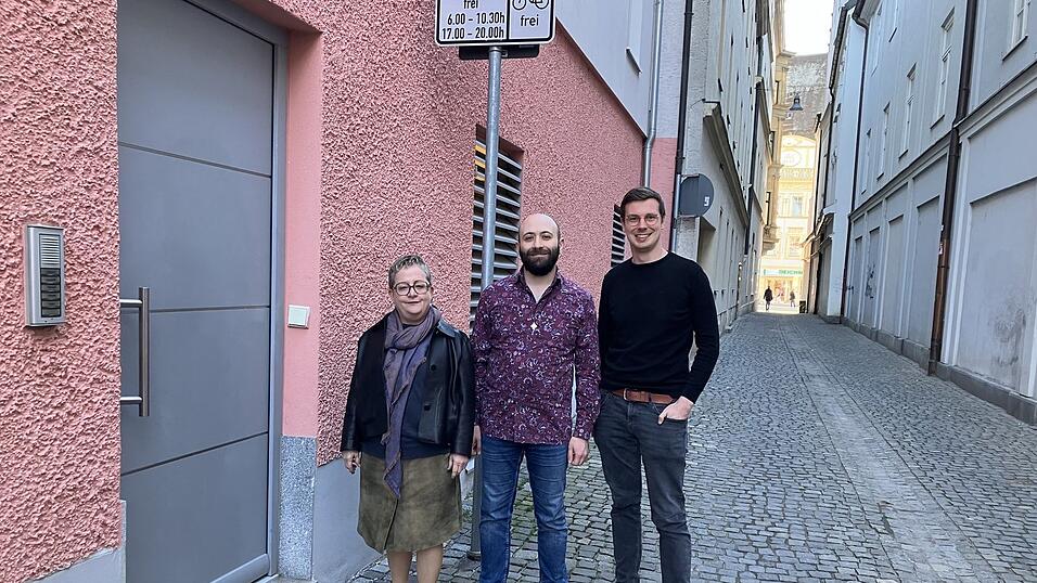 Petra Neuberger (links) und Joseph Arbash (Mitte) sind begeisterte Innenstadt-Bewohner. Gesch&auml;ftsfl&auml;chenmanager Simon Wagner (rechts) wirbt daf&uuml;r, leerstehende Obergeschosse in Wohnraum umzuwandeln.