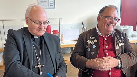 Das zweite Foto zeigt Bischof Voderholzer beim Eintrag in das Krippenbuch mit Heinrich Böse.