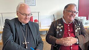 Das zweite Foto zeigt Bischof Voderholzer beim Eintrag in das Krippenbuch mit Heinrich Böse. Das zweite Foto zeigt Bischof Voderholzer beim Eintrag in das Krippenbuch mit Heinrich Böse.