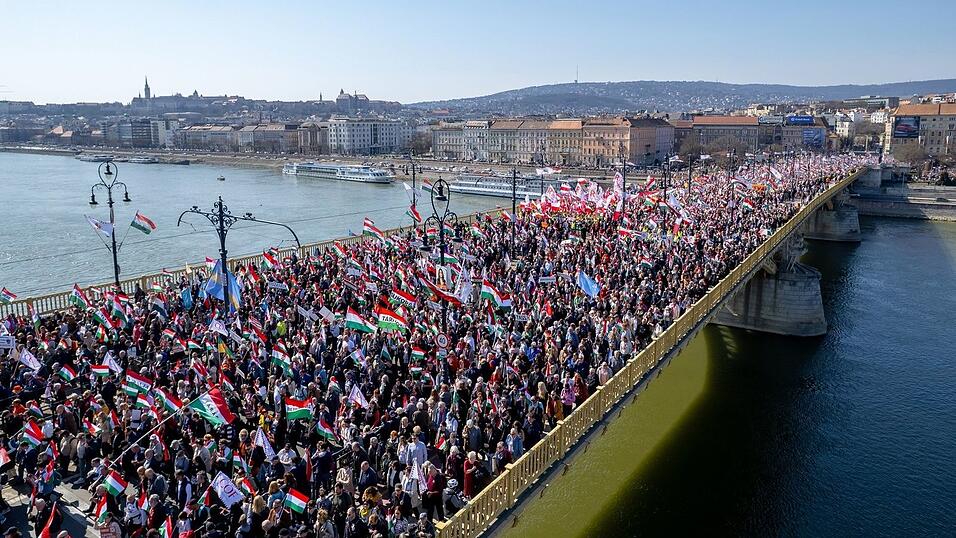 Eine gro&szlig;e Menschenmenge zog zur Kundgebung des amtierenden Ministerpr&auml;sidenten Viktor Orban.