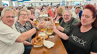 Prost! Schmecken ließen sich’s die Herrschaften in den besten Jahren am Samstag im Bierzelt mit freundlicher Unterstützung der Stadt Osterhofen, die allen Besuchern Gutscheine spendierte. Prost! Schmecken ließen sich’s die Herrschaften in den besten Jahren am Samstag im Bierzelt mit freundlicher Unterstützung der Stadt Osterhofen, die allen Besuchern Gutscheine spendierte.