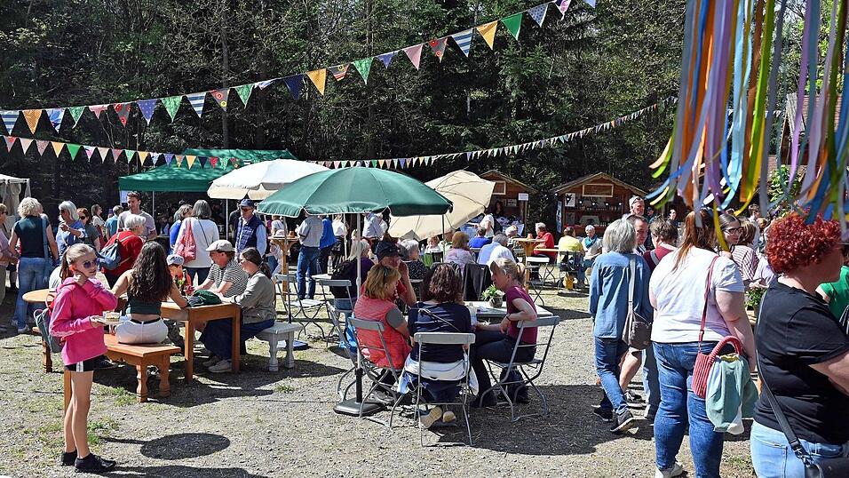 Im Outdoor-Caf&eacute; Kuchen und Unterhaltung genie&szlig;en - eine von vielen M&ouml;glichkeiten, die der 'Bergfr&uuml;hling' auf dem Ludwigsberg am 12. April wieder bieten wird.