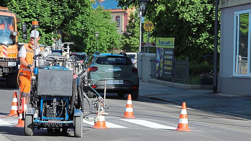 Autofahrer und Fu&szlig;g&auml;nger haben Regeln zu beachten, wenn sie sich dem &Uuml;berweg n&auml;hern.