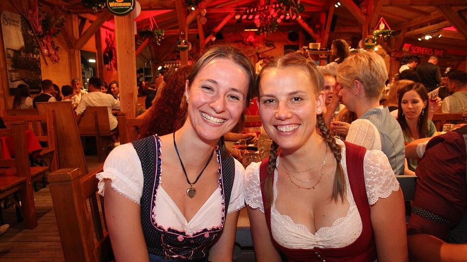 Viele Landshuter feierten am Freitagabend auf der Bartlmädult. Viele Landshuter feierten am Freitagabend auf der Bartlmädult.