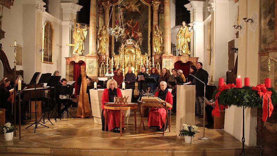 Mit dem gemeinsam gesungenen Lied 'Kimmt schö hoamli de Nacht' klang eine sehr inhaltsvolle Stunde aus. Mit dem gemeinsam gesungenen Lied 'Kimmt schö hoamli de Nacht' klang eine sehr inhaltsvolle Stunde aus.