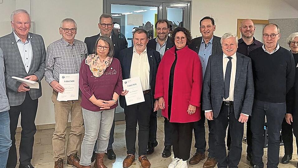 in großes Team aus engagierten und treuen Mitarbeitern und Mitgliedern braucht Lebenshilfe-Vorsitzender Helmut Steininger (4.v.l) um sich, um die wachsenden Aufgaben der Lebenshilfe zu stemmen. in großes Team aus engagierten und treuen Mitarbeitern und Mitgliedern braucht Lebenshilfe-Vorsitzender Helmut Steininger (4.v.l) um sich, um die wachsenden Aufgaben der Lebenshilfe zu stemmen.