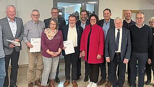 in großes Team aus engagierten und treuen Mitarbeitern und Mitgliedern braucht Lebenshilfe-Vorsitzender Helmut Steininger (4.v.l) um sich, um die wachsenden Aufgaben der Lebenshilfe zu stemmen. in großes Team aus engagierten und treuen Mitarbeitern und Mitgliedern braucht Lebenshilfe-Vorsitzender Helmut Steininger (4.v.l) um sich, um die wachsenden Aufgaben der Lebenshilfe zu stemmen.