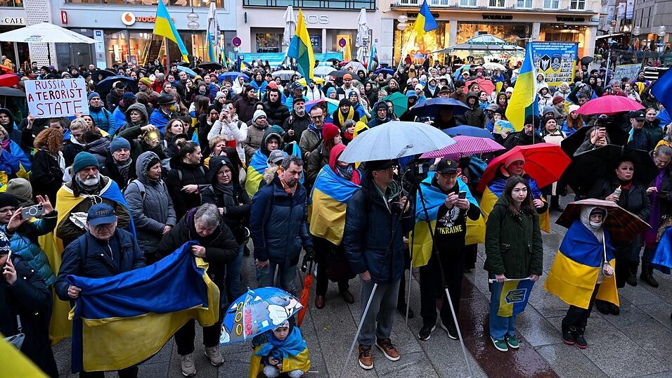 Auf dem Marienplatz versammelten sich rund 800 Teilnehmer trotz des Regens.