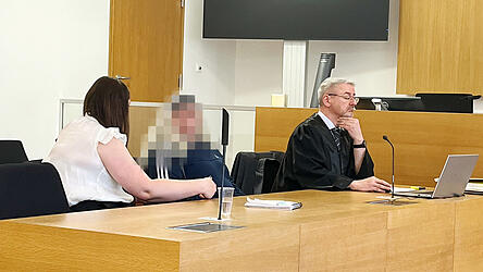 Die Angeklagte, hier mit ihrer Dolmetscherin und ihrem Anwalt, beteuerte am siebten Tag der Verhandlung immer wieder ihre Unschuld.