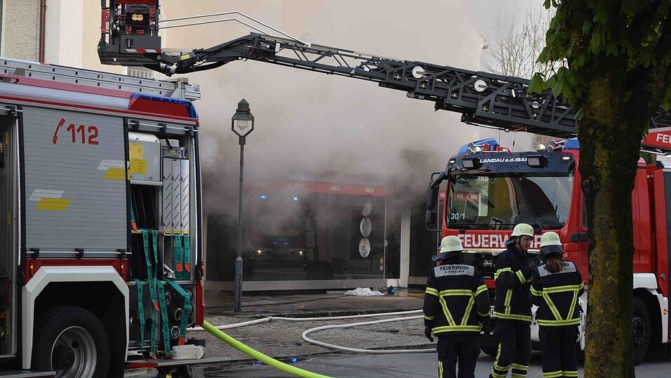 Feuerwehreinsatz am Freitagabend am Marktplatz in Wallersdorf.