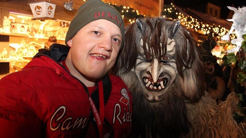 Die Perchtengruppe 'Frisinger Fratz'n' trat am Mittwochabend auf dem Landshuter Christkindlmarkt auf. Die Perchtengruppe 'Frisinger Fratz'n' trat am Mittwochabend auf dem Landshuter Christkindlmarkt auf.