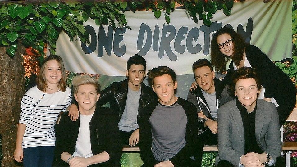 Zittrige H&auml;nde, weiche Knie und jede Menge Lampenfieber: Gern w&auml;re Laura (rechts) ihrer Lieblingsband 'One Direction' auch im echten Leben so nah. Hier steht sie neben Wachsfiguren ihrer Idole.