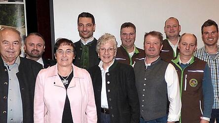 Die Gastgeber und Ehrengäste Georg Huber, Vorsitzender der forstwirtschaftlichen Vereinigung, Referent Christian Lorenz, Kreisbäuerin Paula Hochholzer, Forstdirektor Maximilian Muninger, stellvertretende Landrätin Edeltraud Plattner, 2. Vorsitzender Siegfried Thurmeier, Vorsitzender Helmut Rinnerl, 3. Vorsitzender Rupert Schneider, Geschäftsführer Martin Thanner und forstlicher Mitarbeiter Elias Forster.