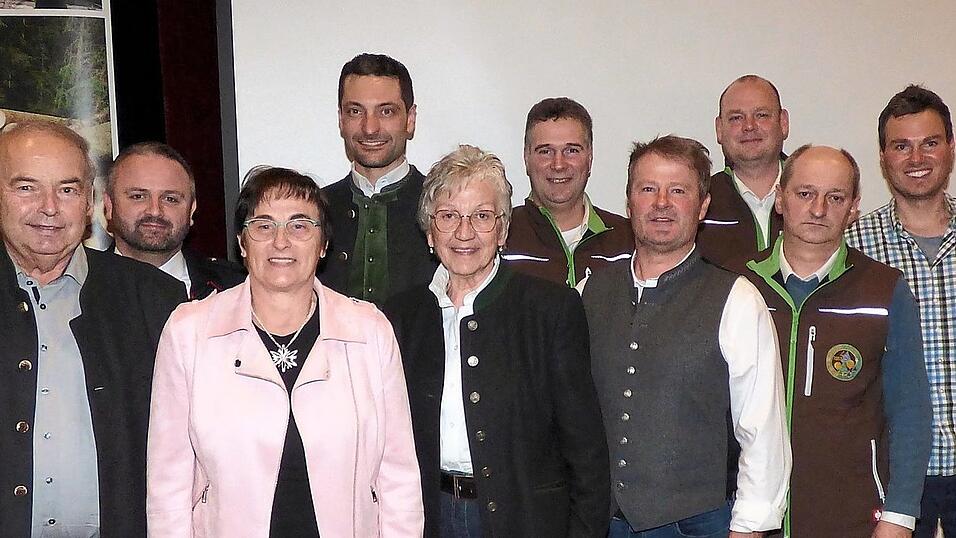 Die Gastgeber und Ehrengäste Georg Huber, Vorsitzender der forstwirtschaftlichen Vereinigung, Referent Christian Lorenz, Kreisbäuerin Paula Hochholzer, Forstdirektor Maximilian Muninger, stellvertretende Landrätin Edeltraud Plattner, 2. Vorsitzender Siegfried Thurmeier, Vorsitzender Helmut Rinnerl, 3. Vorsitzender Rupert Schneider, Geschäftsführer Martin Thanner und forstlicher Mitarbeiter Elias Forster.