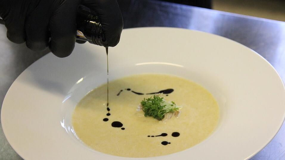 Daniel Siegl vom Siegls in Furth im Wald kocht Rahmsüppchen vom Räucherfisch.