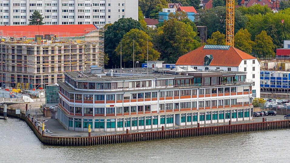 Blick auf den Hauptsitz von Naval Vessels L&uuml;rssen (NVL) an der Weser in Bremen.