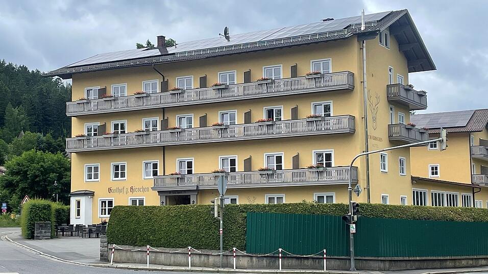 Das Hotel Zum Hirschen sieht sich mit Antisemitismus-Vorwürfen gegenüber einem potenziellen israelischen Gast konfrontiert. Das Hotel Zum Hirschen sieht sich mit Antisemitismus-Vorwürfen gegenüber einem potenziellen israelischen Gast konfrontiert.