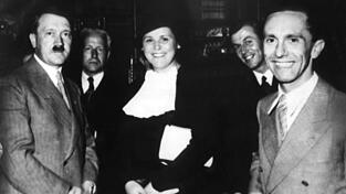 Hitler trifft in Bayreuth die Sängerin Maria Müller. (Archivbild) Hitler trifft in Bayreuth die Sängerin Maria Müller. (Archivbild)