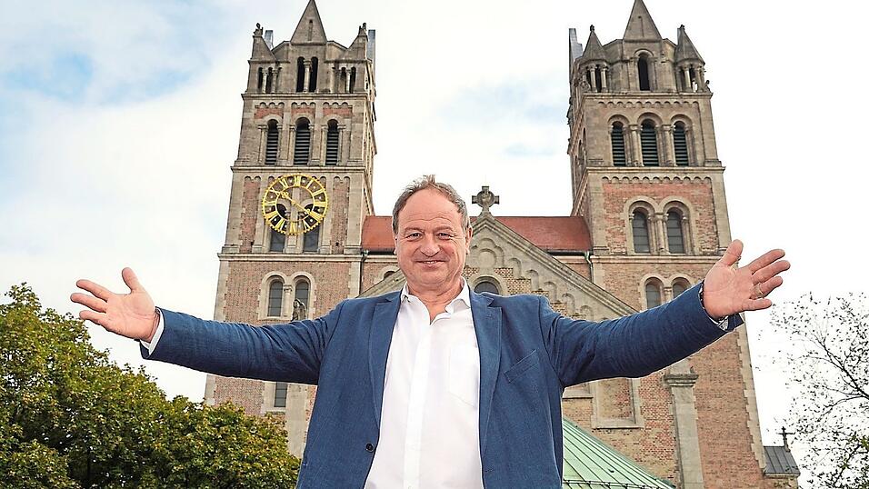 Pfarrer Rainer Maria Schie&szlig;ler vor 'seiner' Pfarrkirche Sankt Maximilian. Foto: Daniel von Loeper