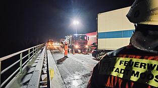 Ein Großaufgebot an Rettungskräften war auf der A92 im Einsatz, die Bergungsarbeiten dauerten etwa sieben Stunden.