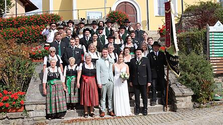 Das Brautpaar inmitten der vielen Gratulanten an den Reihen der Schützen