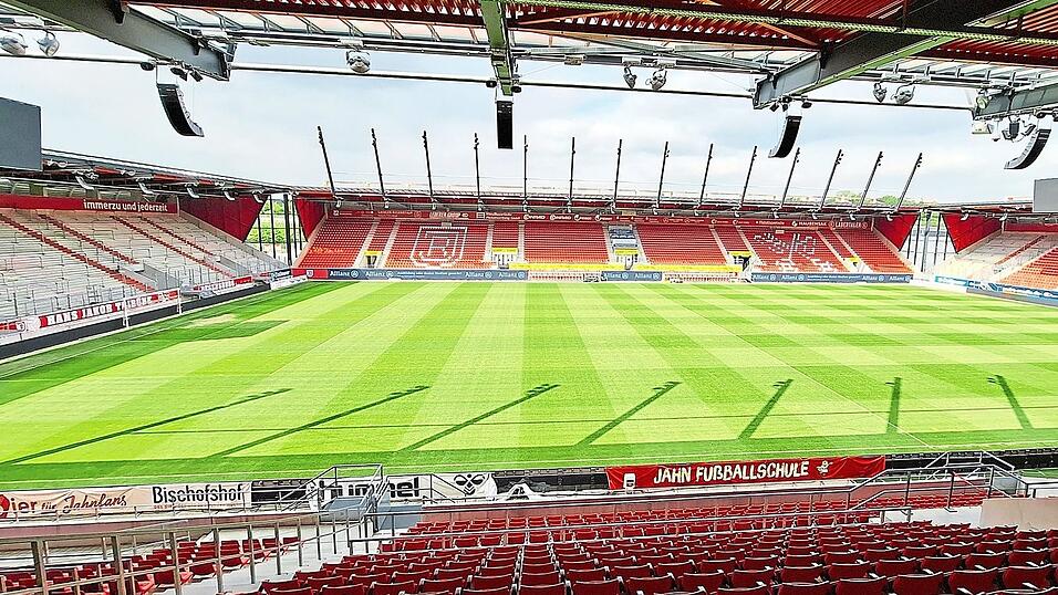 Yoga mit Blick auf den Fußball-Rasen und Stadionführungen: Auch Jahn-Fans kommen bei der Gesundheitsmesse auf ihre Kosten. Yoga mit Blick auf den Fußball-Rasen und Stadionführungen: Auch Jahn-Fans kommen bei der Gesundheitsmesse auf ihre Kosten.