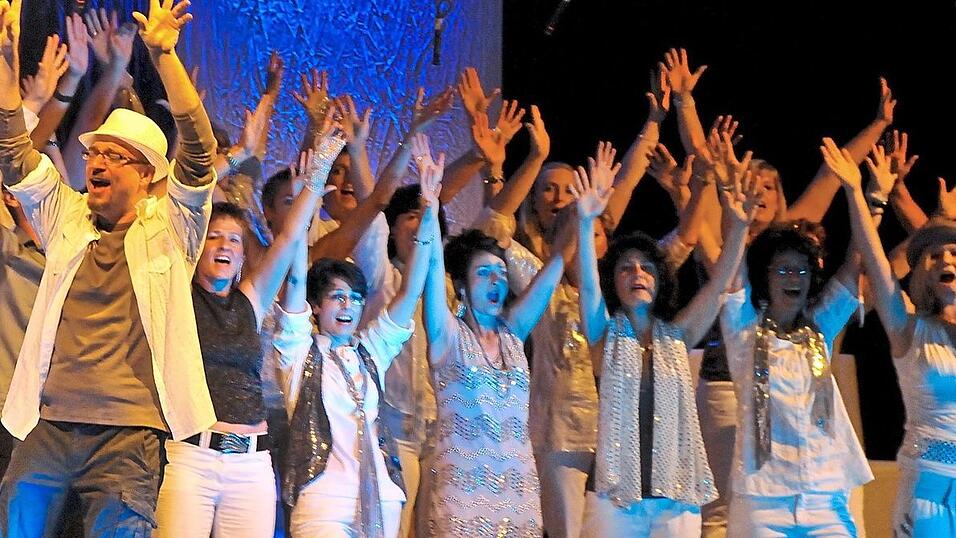 Die Mitglieder des Chorkreises singen ohne Notenblatt, dafür mit einer fetzigen Choreographie. Die Mitglieder des Chorkreises singen ohne Notenblatt, dafür mit einer fetzigen Choreographie.