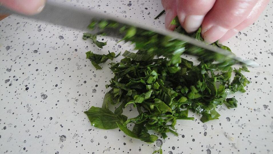 Die Kräuter fein hacken.
