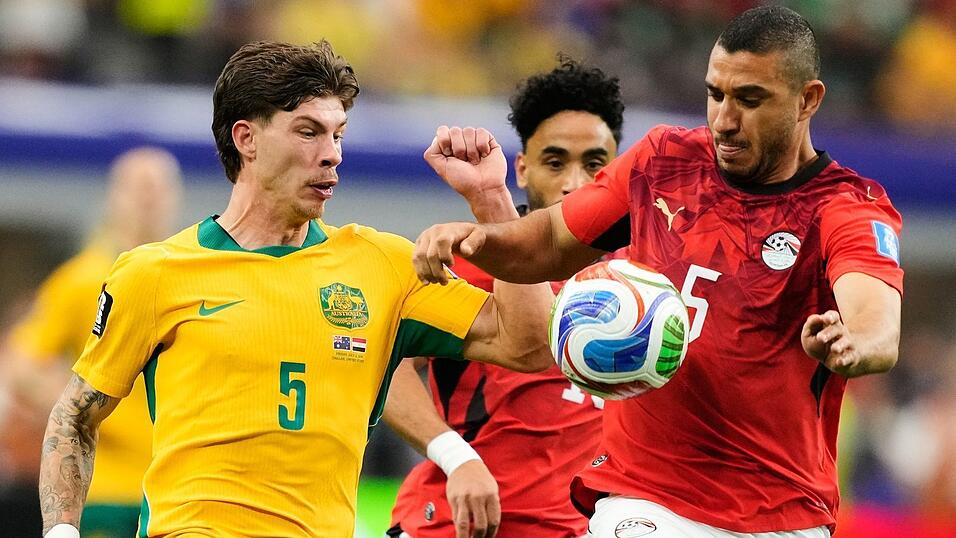 Der &Auml;gypter Ramy Rabia (r) und der Australier Jordan Bos k&auml;mpfen um den Ball.
