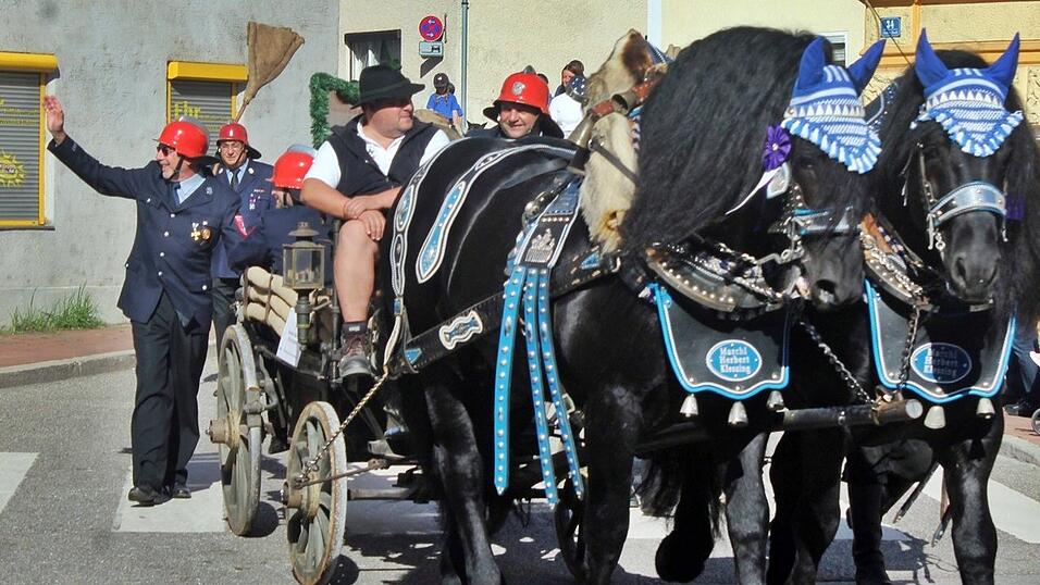 Viele Besucher verfolgten am Sonntag den Umzug auf dem Vilsbiburger Stadtplatz. Viele Besucher verfolgten am Sonntag den Umzug auf dem Vilsbiburger Stadtplatz.