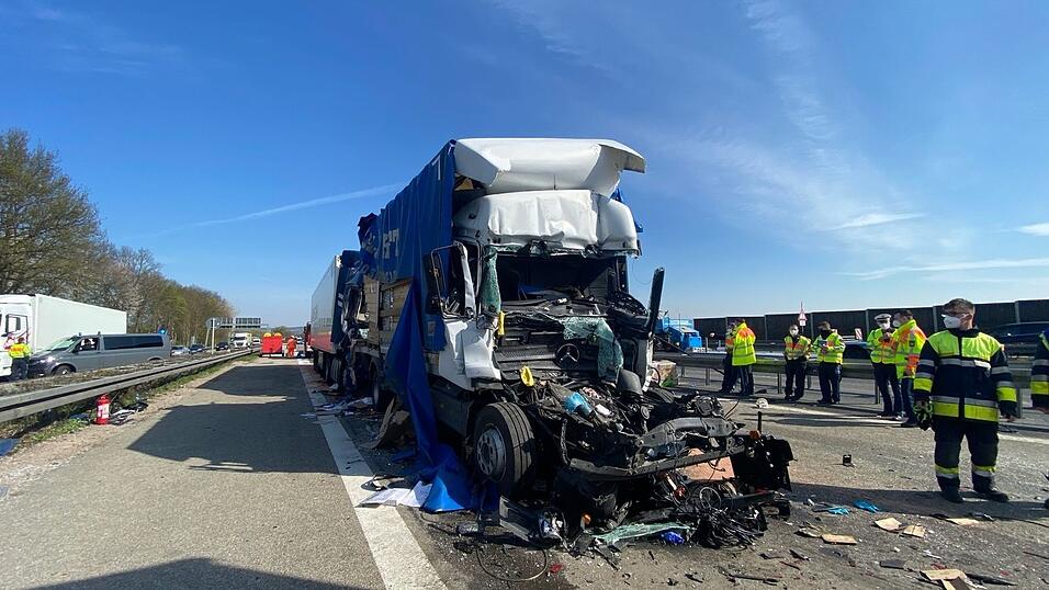 Drei Lkw knallten am Mittwochmorgen auf der Autobahn A3 zwischen Sinzing und Regensburg aufeinander. Zwei der Fahrer wurden dabei schwer verletzt.