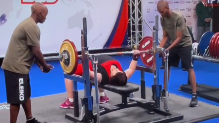 Mit dem pers&ouml;nlichen Rekord von 113 kg hat sich Eva-Maria Gall 2023 im s&uuml;dafrikanischen Sun City Weltmeisterschafts-Gold im Bankdr&uuml;cken geholt.