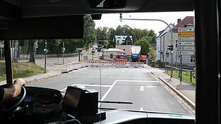 Die gesperrte Waldschmidtstraße macht eine Routenänderung nötig. Keine leichte Aufgabe, den langen Bus um die Kurve zu manövrieren.