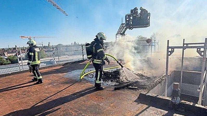 Auf dem Dach brannten Bauabf&auml;lle, die gel&ouml;scht wurden.
