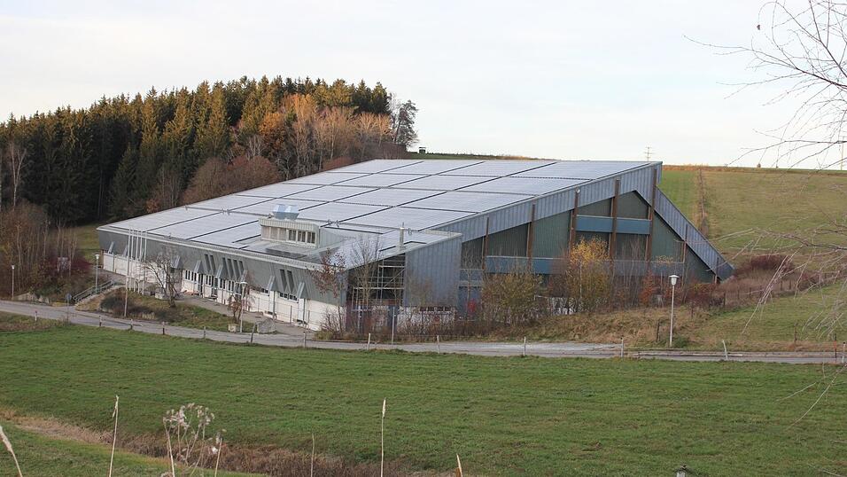 Wie soll mit dem Defizit der Eishalle Regen umgegangen werden? In den nächsten Tagen findet ein Gespräch zwischen Landkreis und Stadt Regen statt. Wie soll mit dem Defizit der Eishalle Regen umgegangen werden? In den nächsten Tagen findet ein Gespräch zwischen Landkreis und Stadt Regen statt.